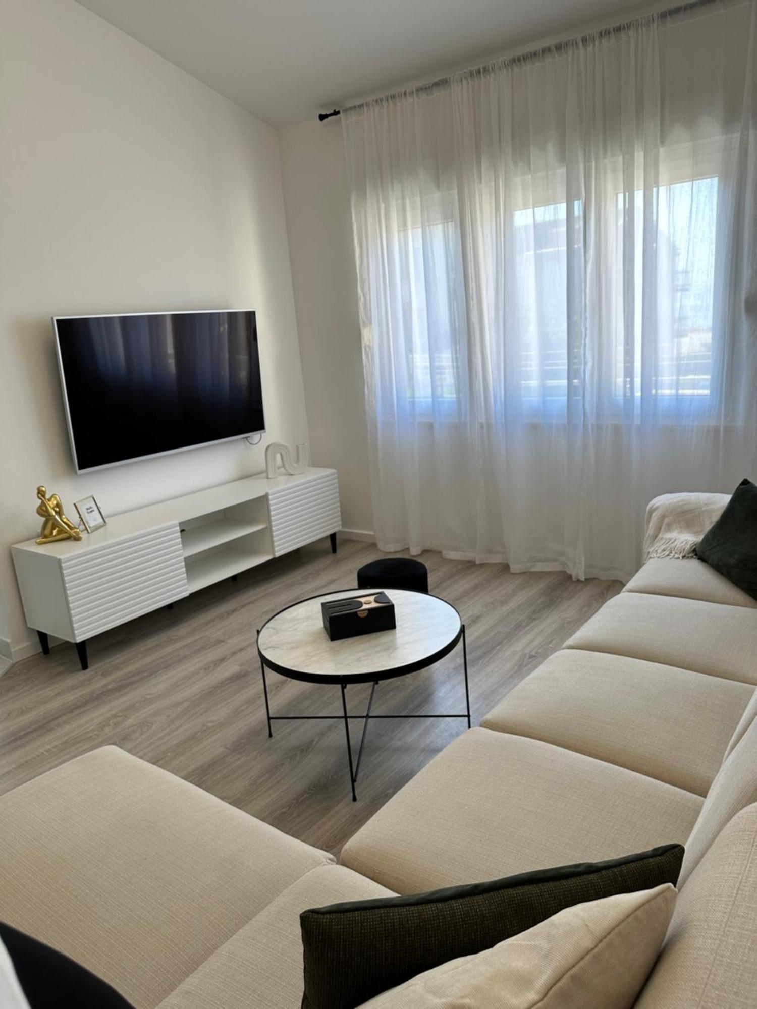 Deluxe Kate * Makarska